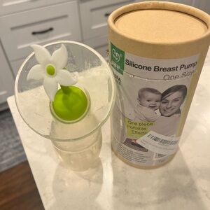 Haakaa Silicone Breast Pump with Flower Stopper